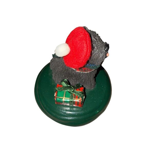 Byers Choice Carolers Accessory Dog SCOTTISH TERRIER 2011 w/ Hat & Present - Picture 3 of 5